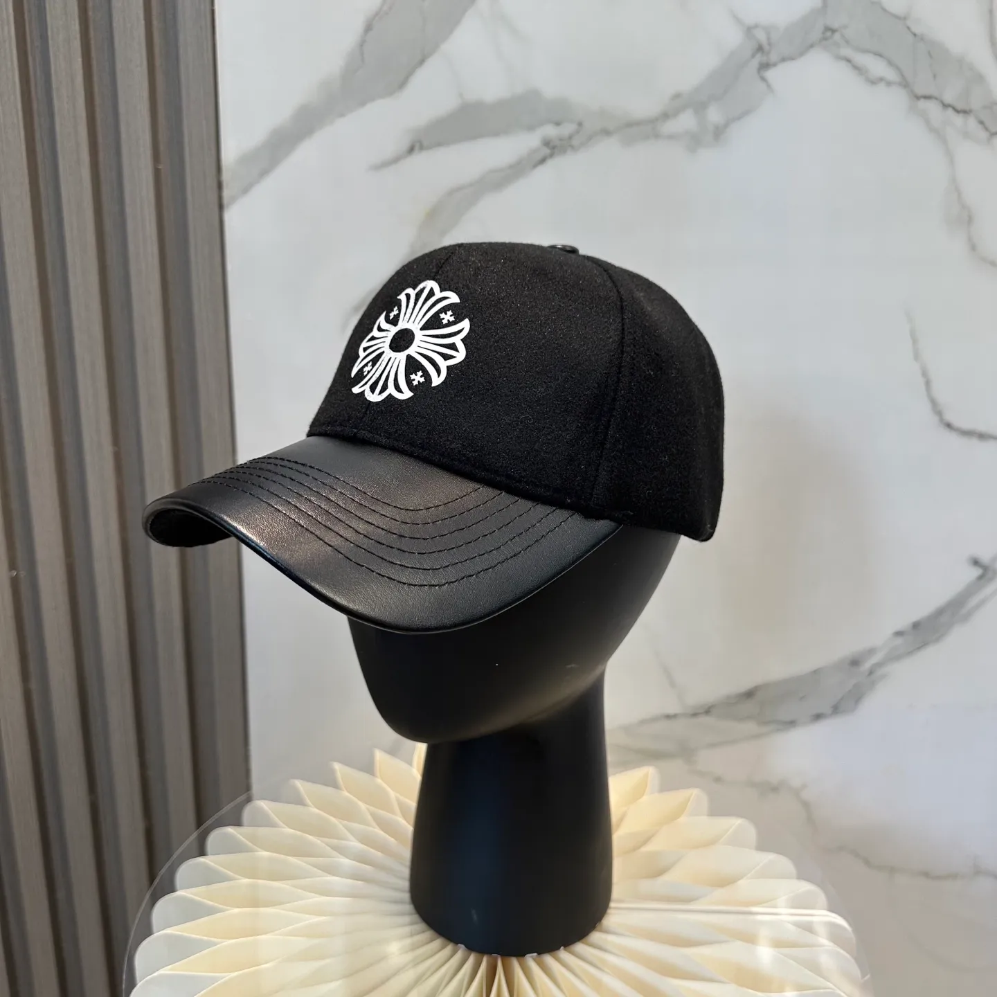 P80 Crow Heart's new autumn and winter fur-stitched baseball cap. It's full of autumn and winter atmosphere. The quality is great. The deepening of the hat shape makes it more elegant. It's very nice for both men and women. It's a classic among classics. It goes well with daily wear. Casual and fashionable.